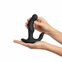 Producto en mano con manicura profesional